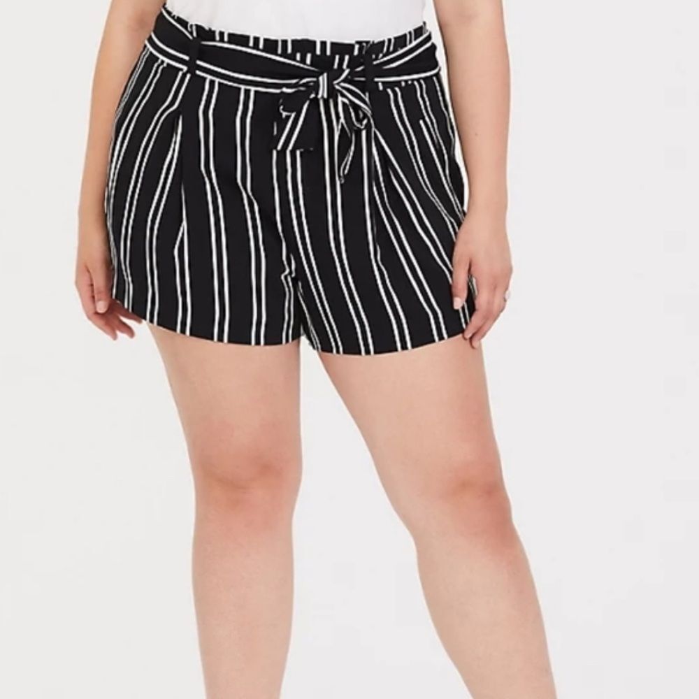 NWT Torrid Black & White Stripe Tie Front Hi-Rise Shorts Size 10